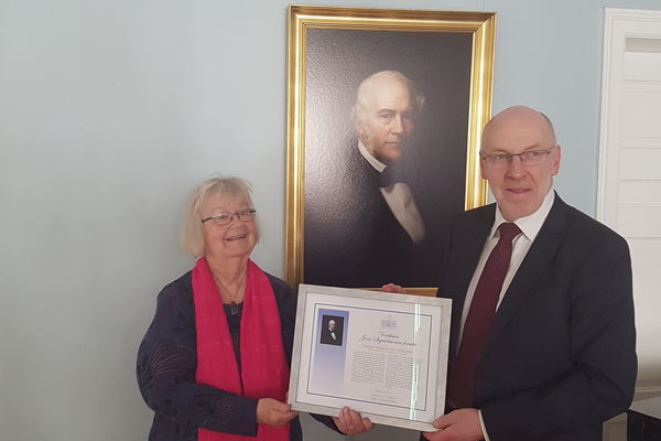 Vibeke Nørgaard Nielsen tekur við Verðlaunum Jóns Sigurðssonar úr hendi Steingríms J. Sigfússonar, forseta Alþingis.